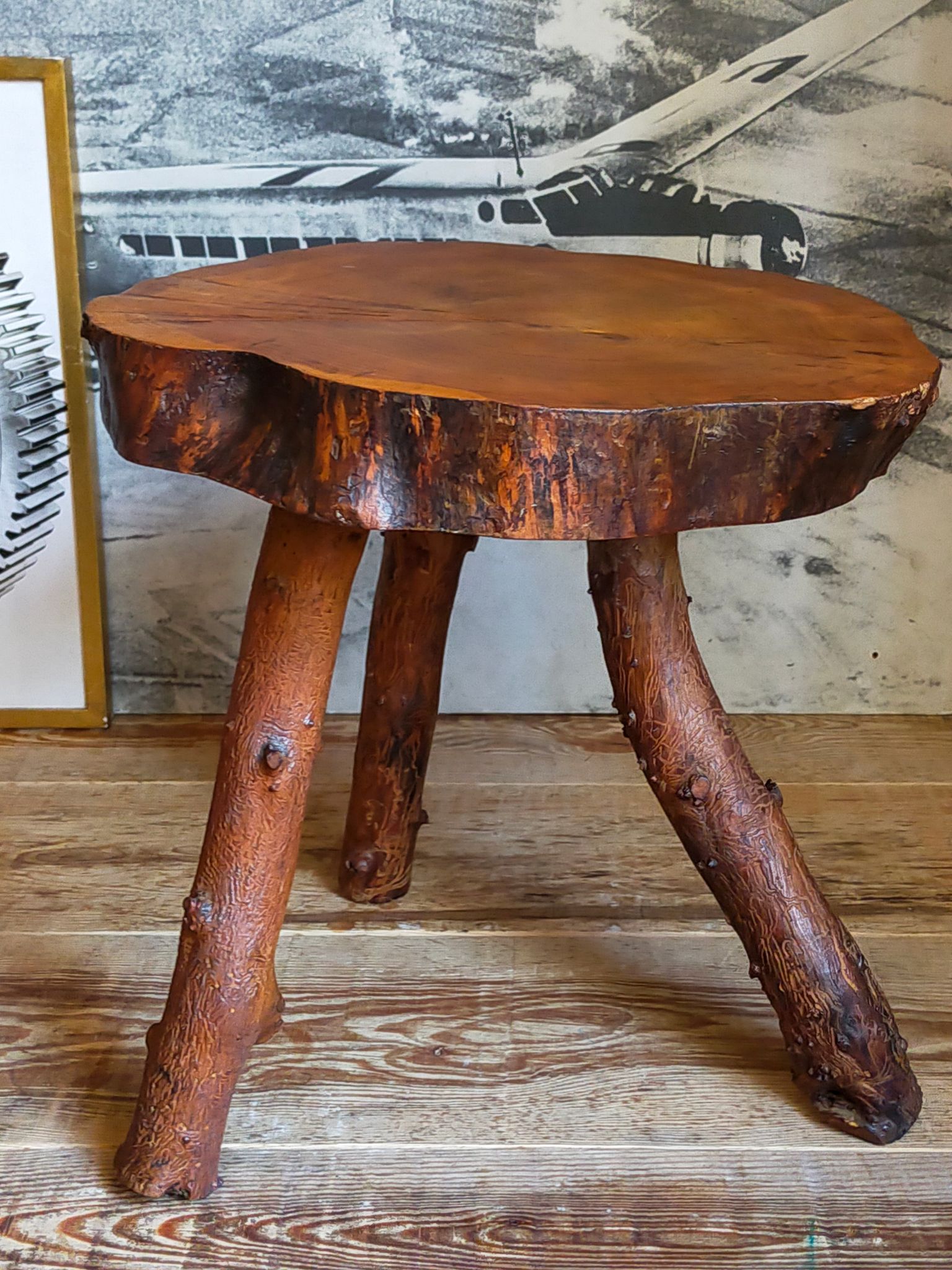 Table bout de canapé brutaliste en bois massif