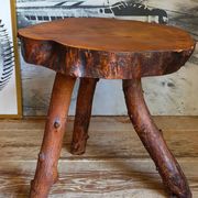Table bout de canapé brutaliste en bois massif