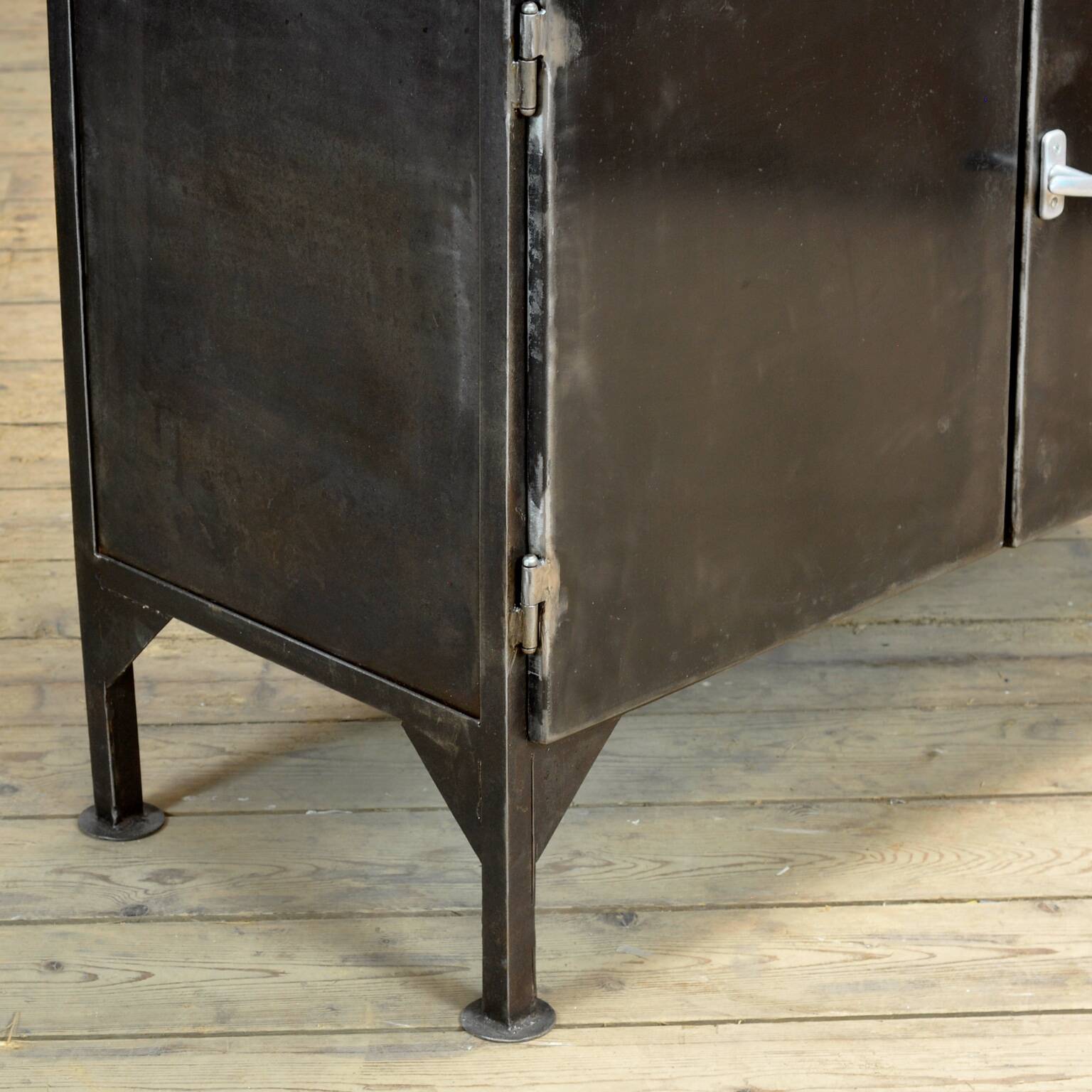 armoire médicale polie, années 1970