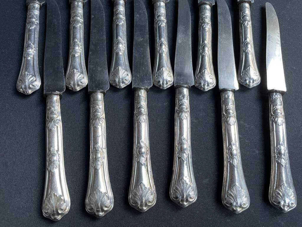 12 dessert knives (fruit) – Silver handle – Rocaille style