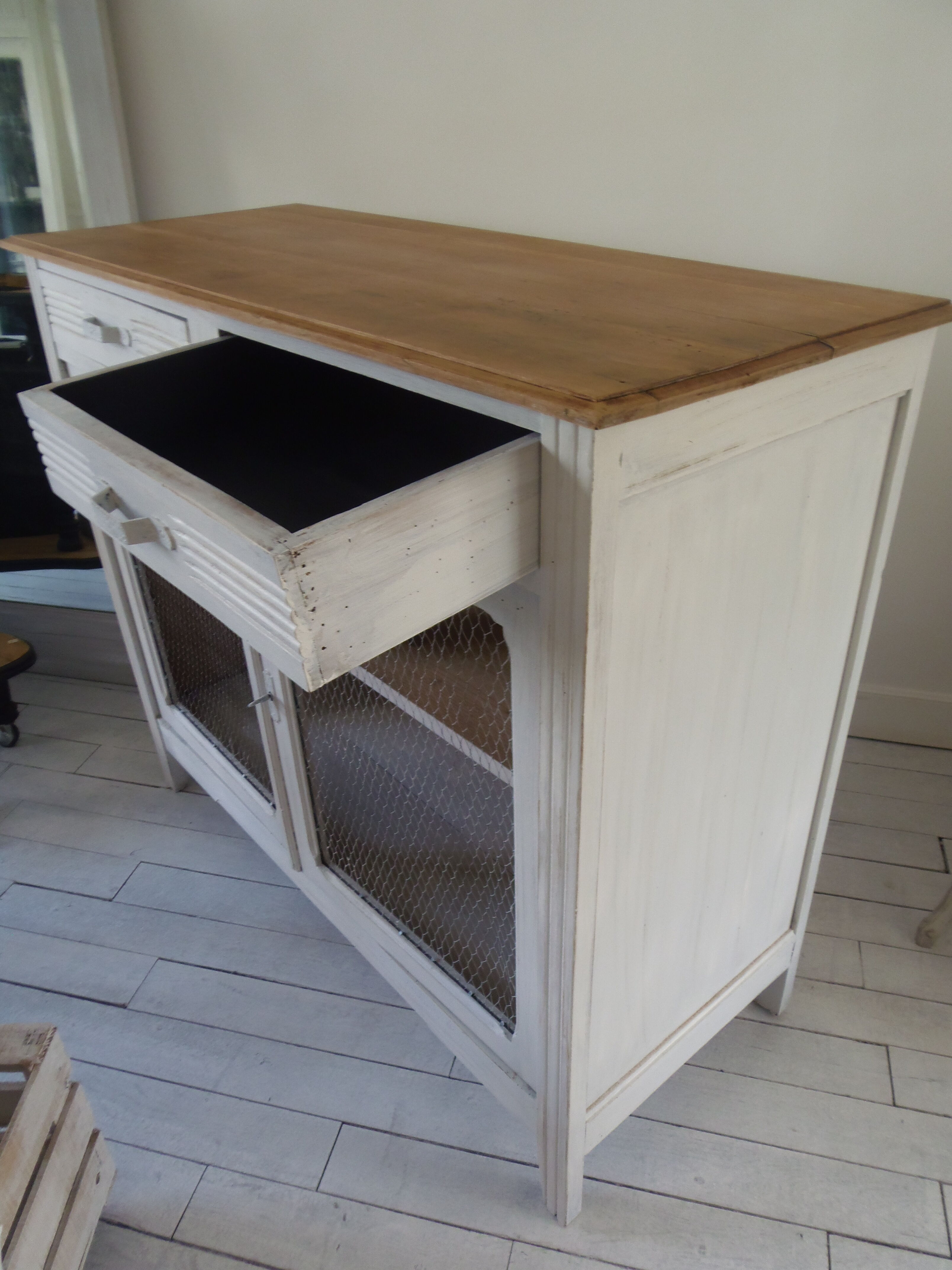 Buffet vintage patiné gris perle blanc poudré à portes grillagées