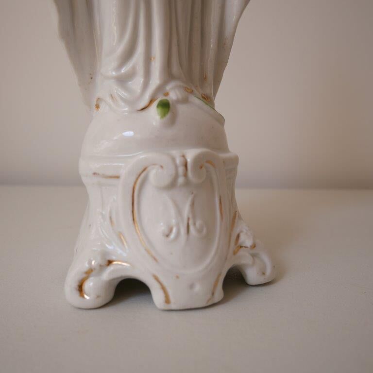 Statue de la Vierge Marie en porcelaine