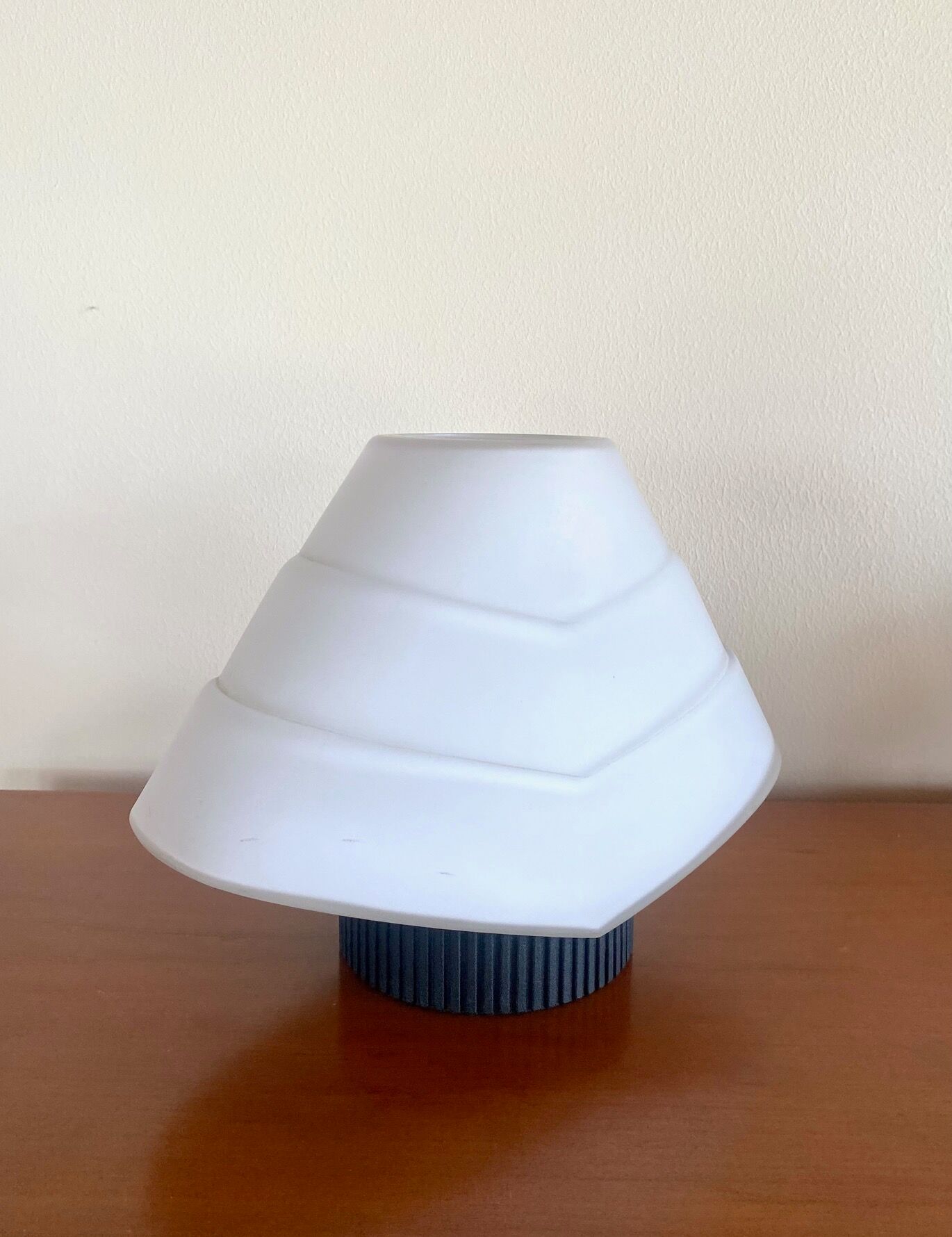 Pair of lamps in opaline glass and metal, 1980