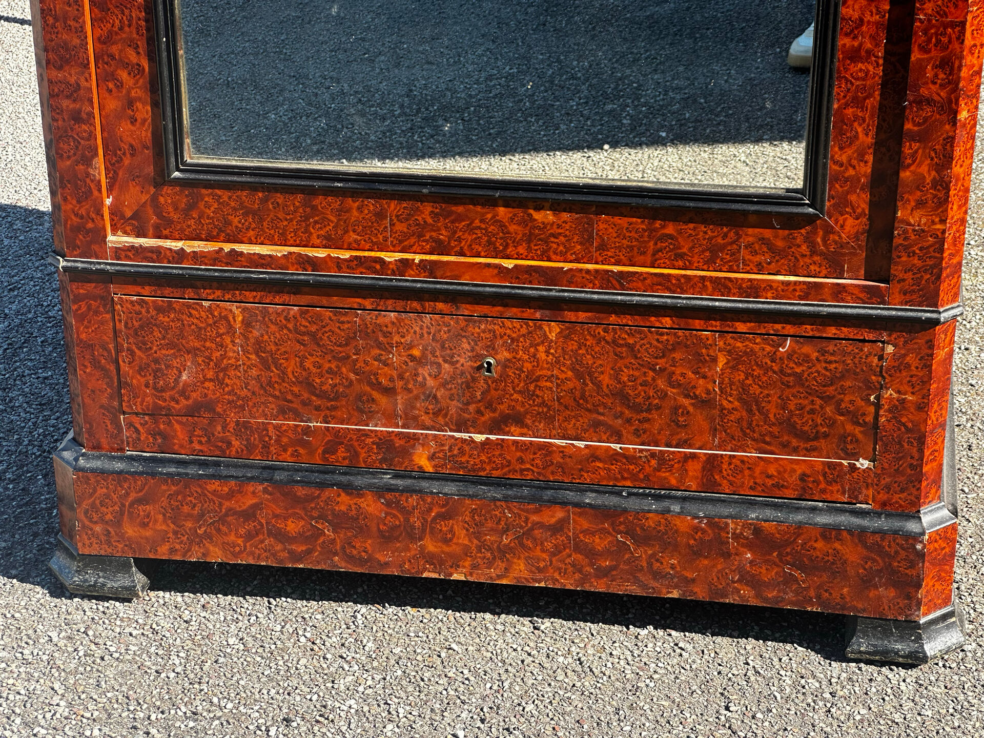 Armoire à glace Napoléon III en placage de loupe