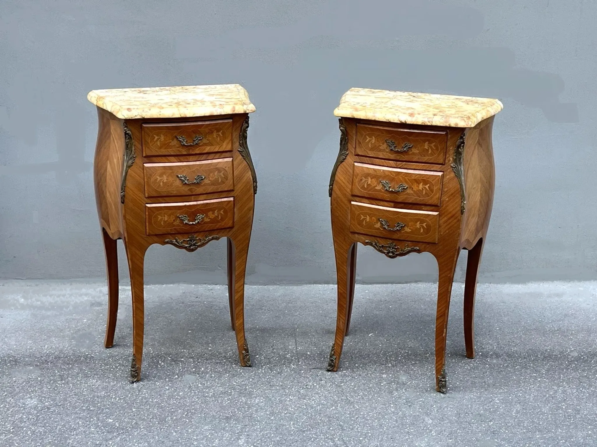 Paire de table de chevet style Louis XV