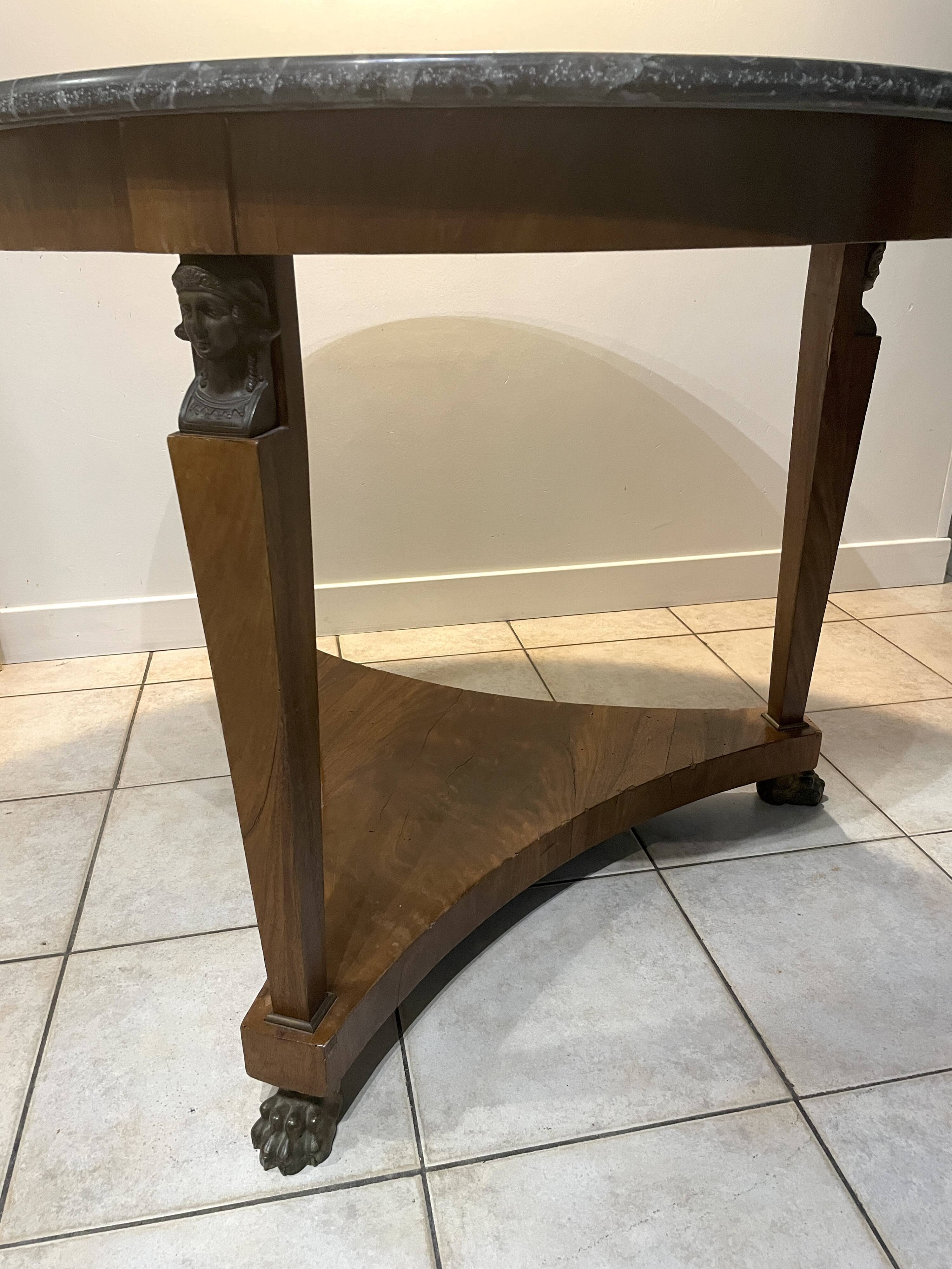 Table  ronde en marbre gris veiné