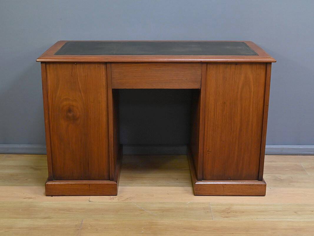 Victorian Mahogany Pedestal Desk, England – Late 19th Century