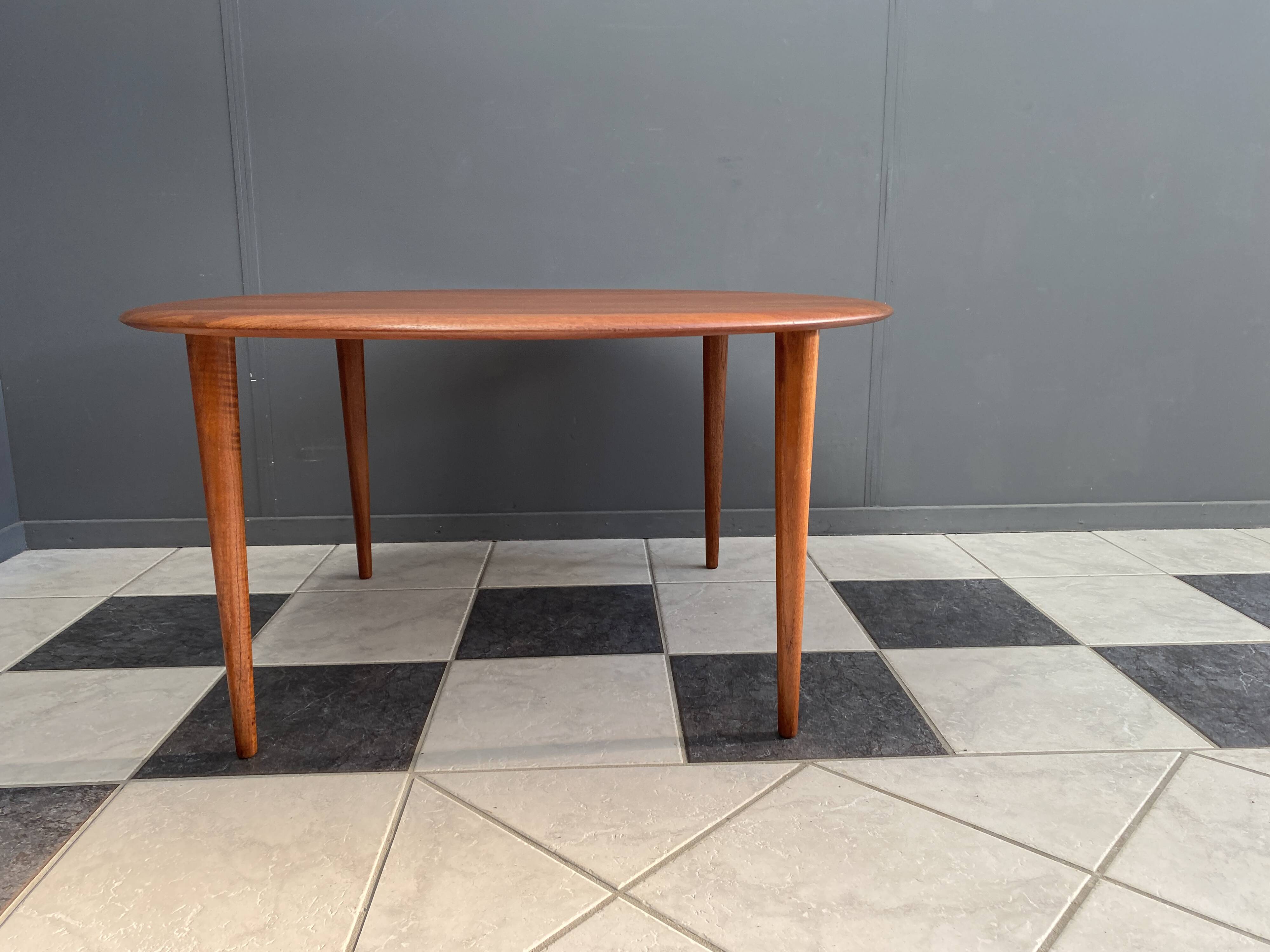 Mid-Century Modern scandinavian coffee table in teak by Hvidt & Mølgaard Nielsen for France and Søn.