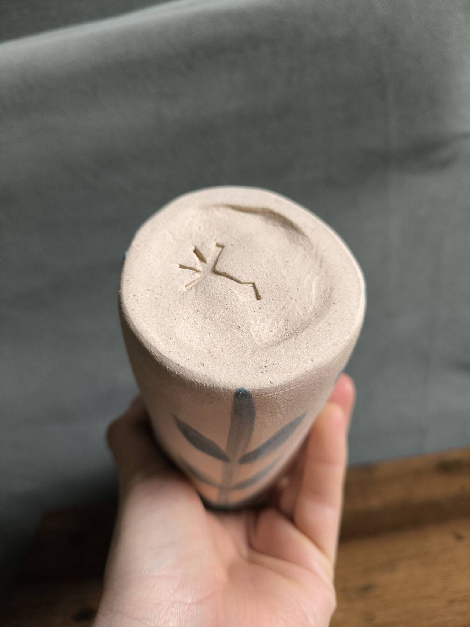Pichet carafe grès brut motif feuille végétal estampillé fabrication a