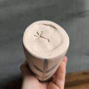 Pichet carafe grès brut motif feuille végétal estampillé fabrication a