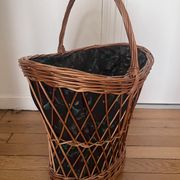 Wicker laundry basket