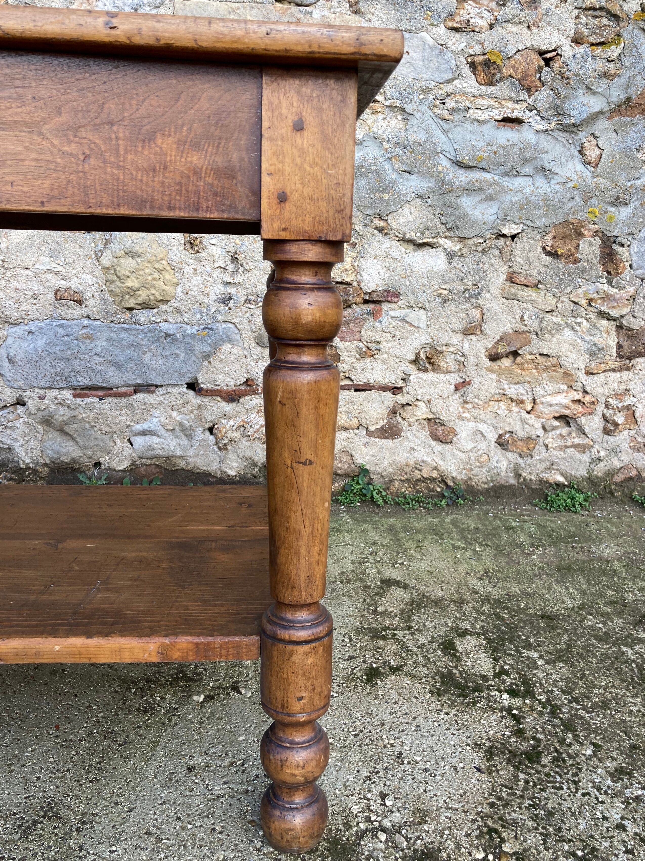 Draper table in walnut