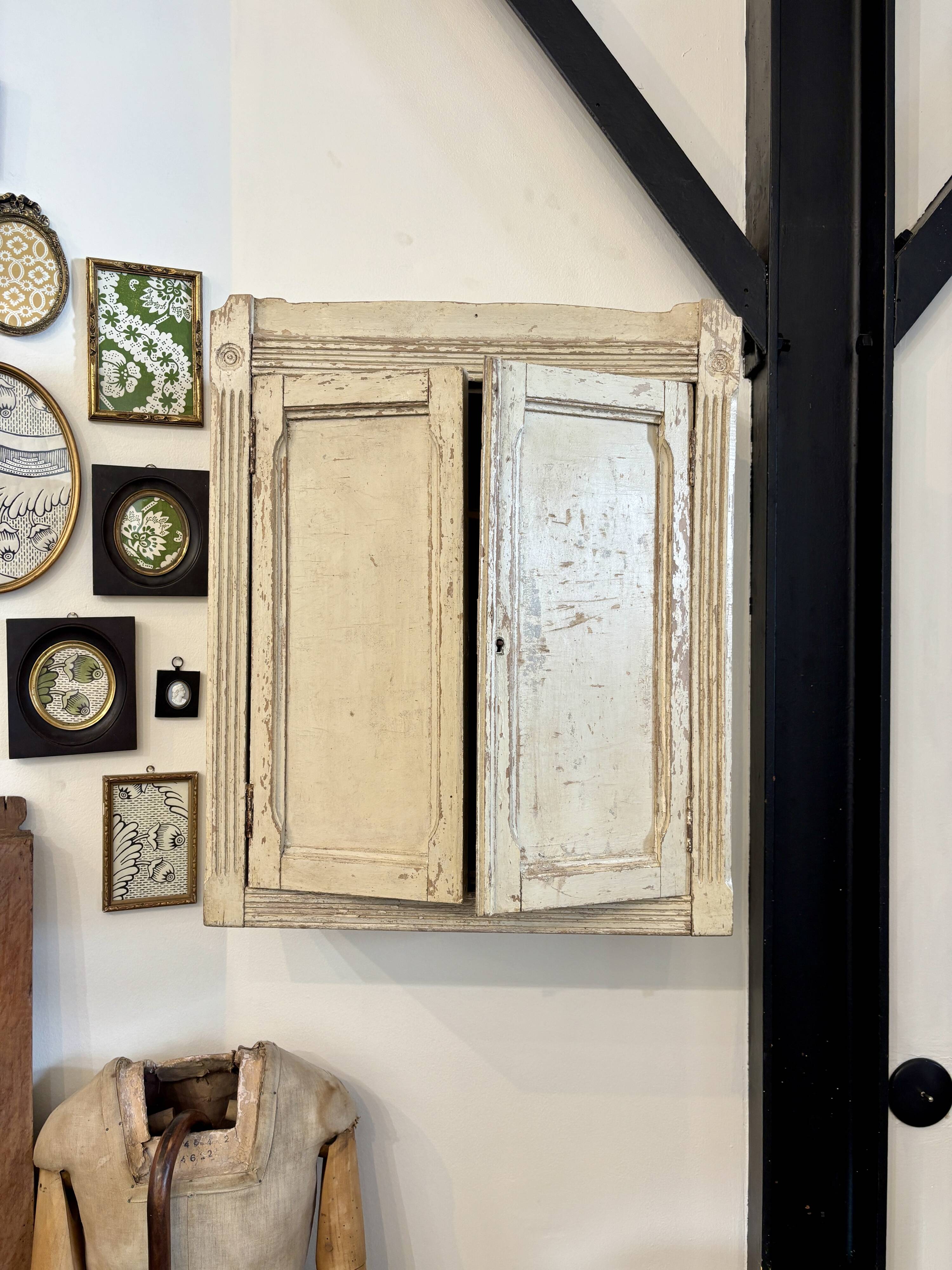 2-door wall cupboard in beige wood ☐ 59 x 50 cm