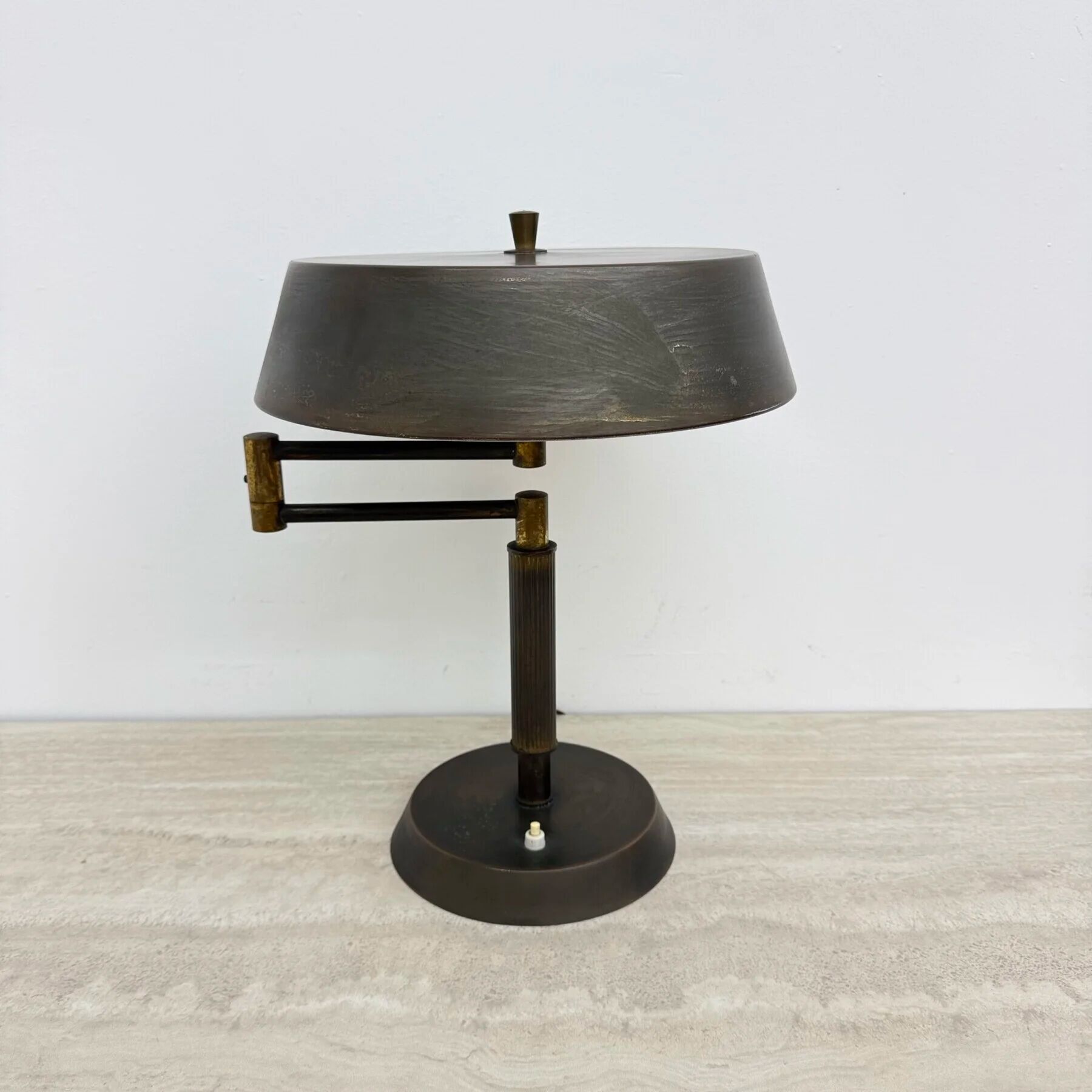 Mid-century Italian brass table desk lamp with pantograph arm, 1940s
