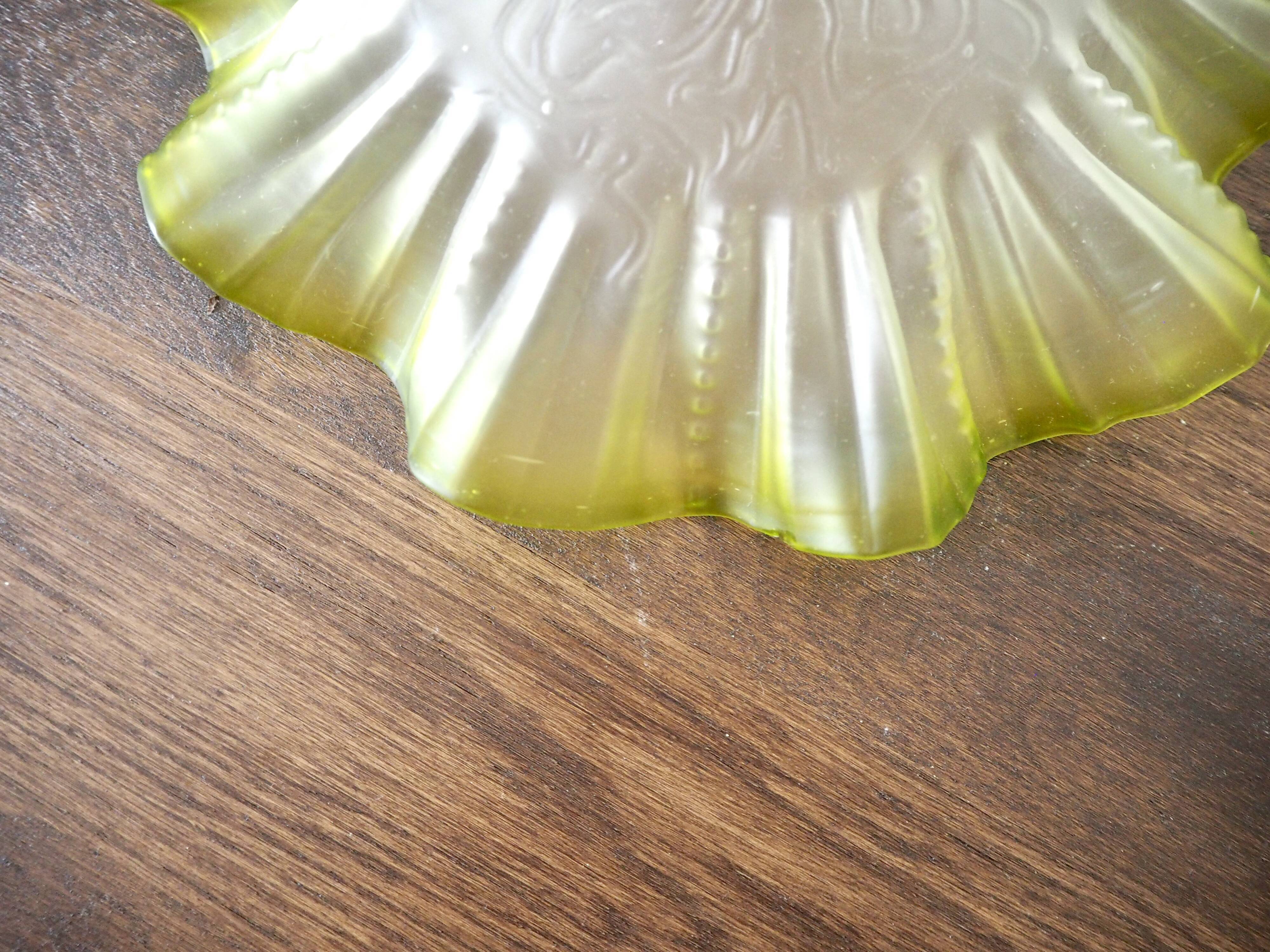 Green glass flower suspension