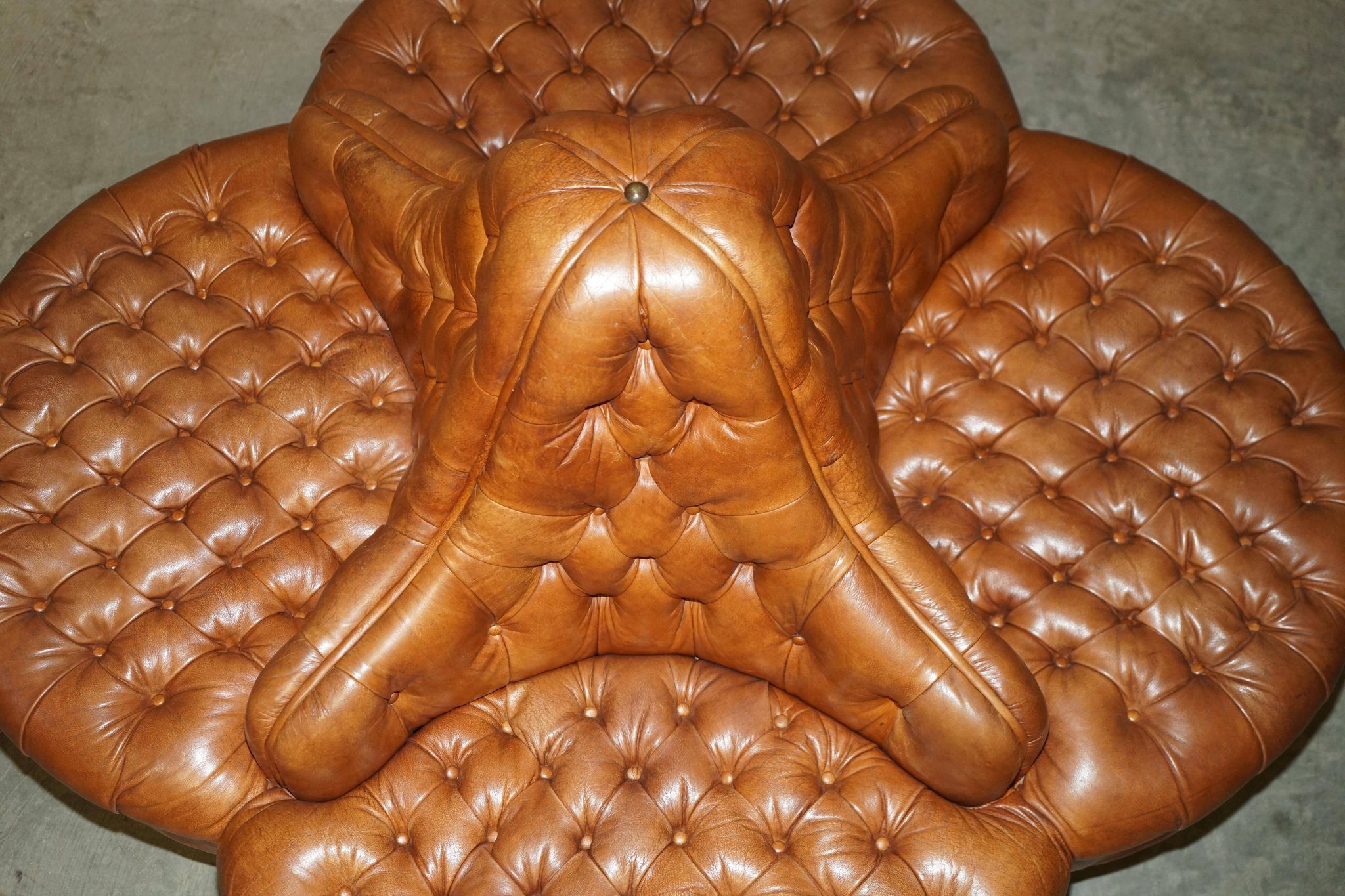 Heritage leather Chesterfield sofa, four-seater, Tête-à-Tête model.