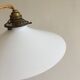 Suspension en opaline blanche et griffe en laiton