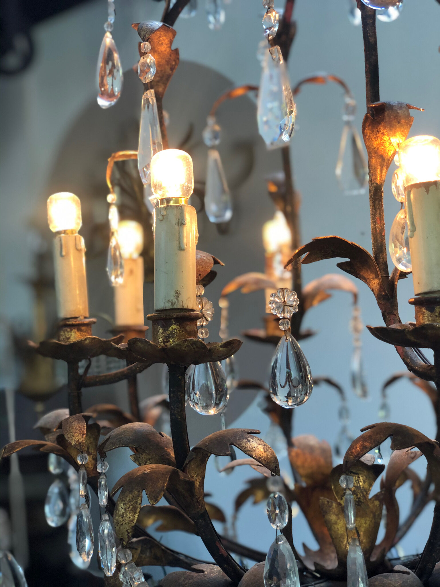Lustre Avec les feuilles dorés et plein des cristal 30
