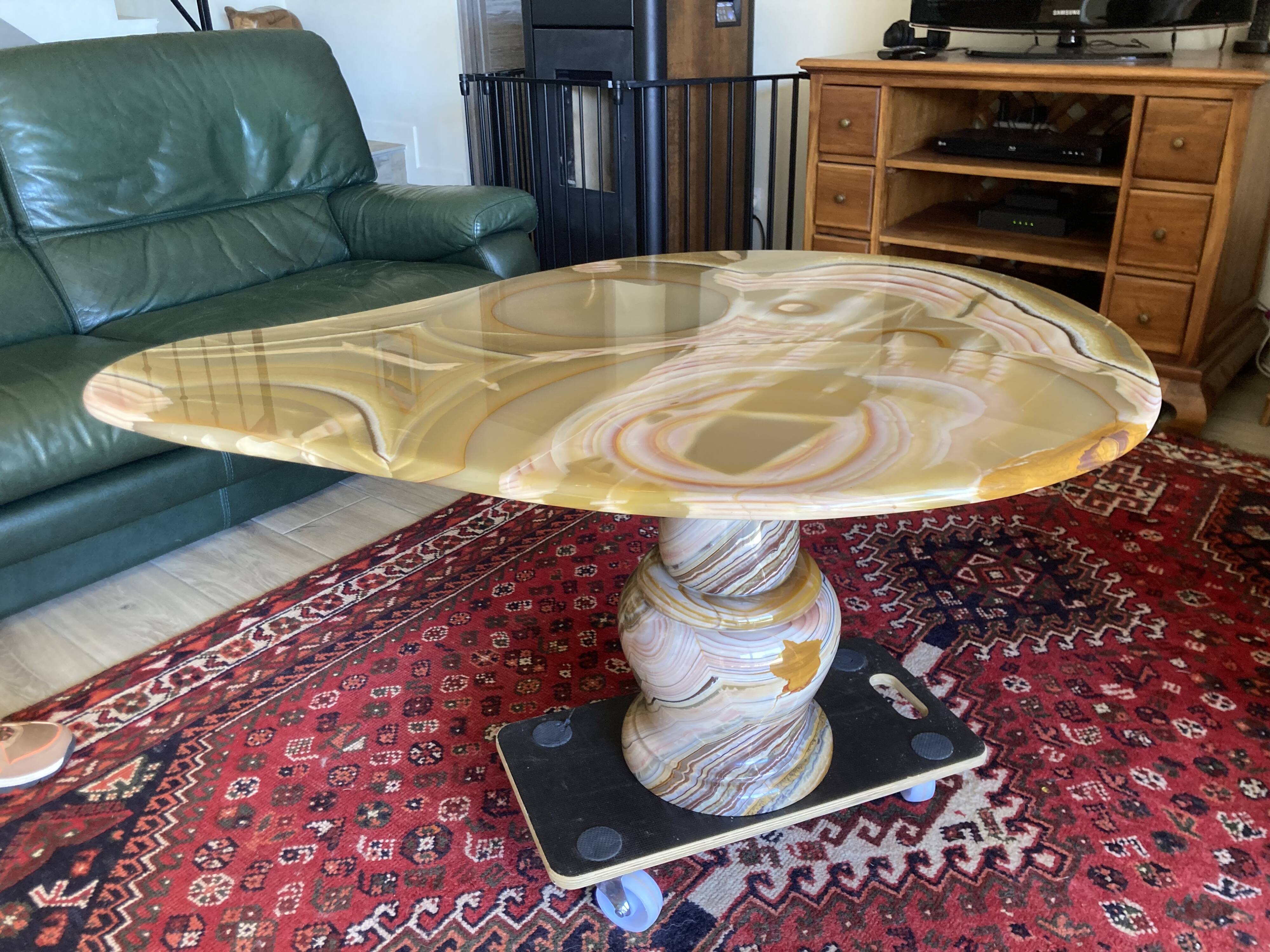 Table basse en onyx forme libre