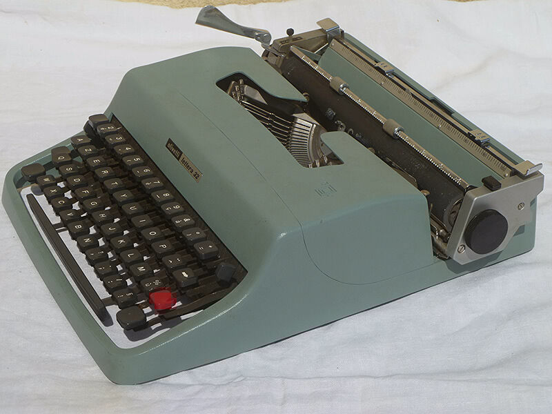 Typewriter, olivetti lettera 32