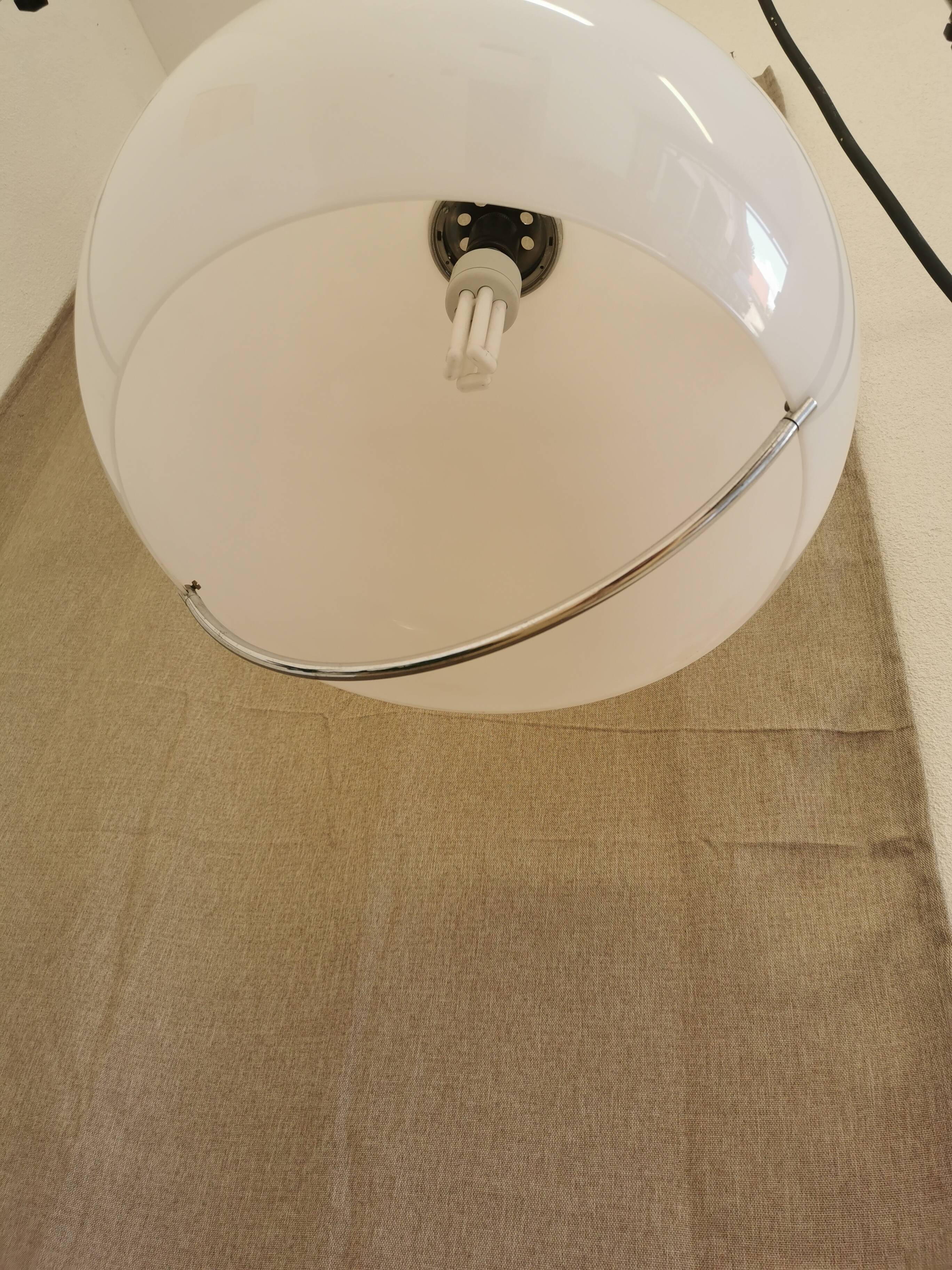 Suspension Meblo blanche vintage : luminaires italiens des années 1970, inspirés de l'ère spatiale.