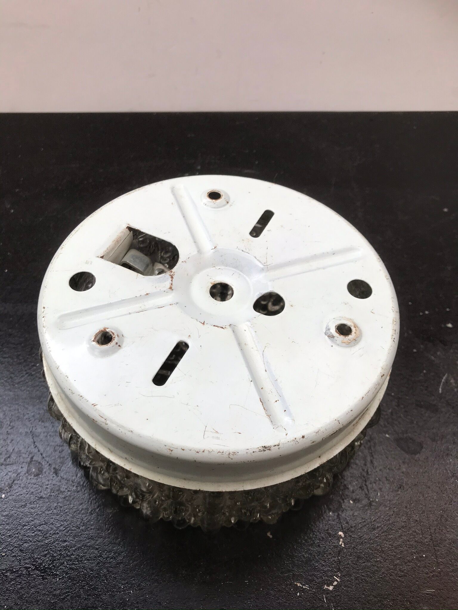 Platfonr Applied Rond Moulded Glass - Vintage White Metal Support