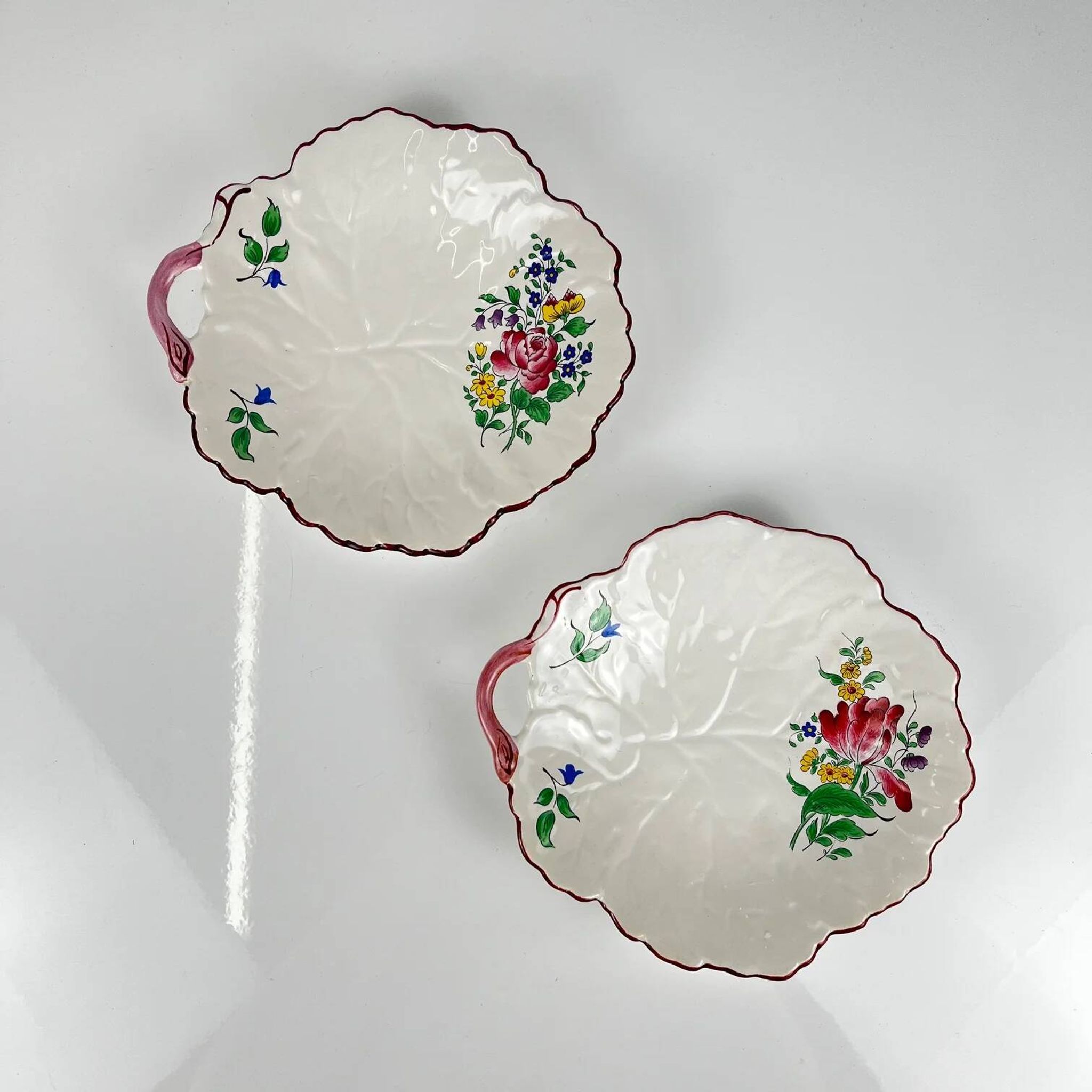 Set of 2 leaf-shaped bowls, Réverbère model by KG Lunéville, tulip and rose pattern.