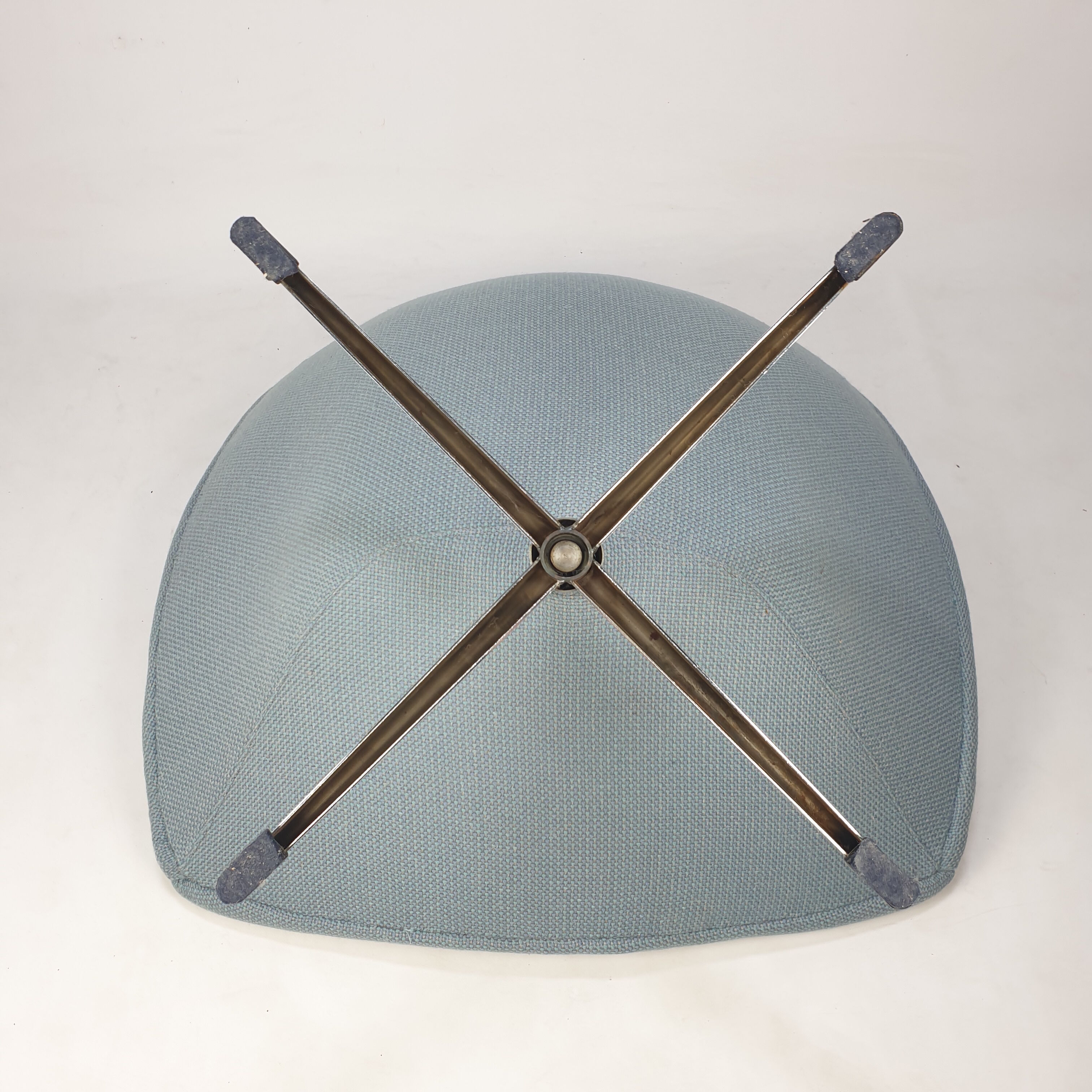 Oyster chair with cross base by Pierre Paulin for Artifort, 1965