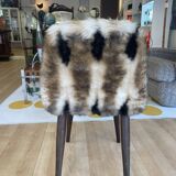 Chaise moumoute à motifs & pieds fuselés bois foncé