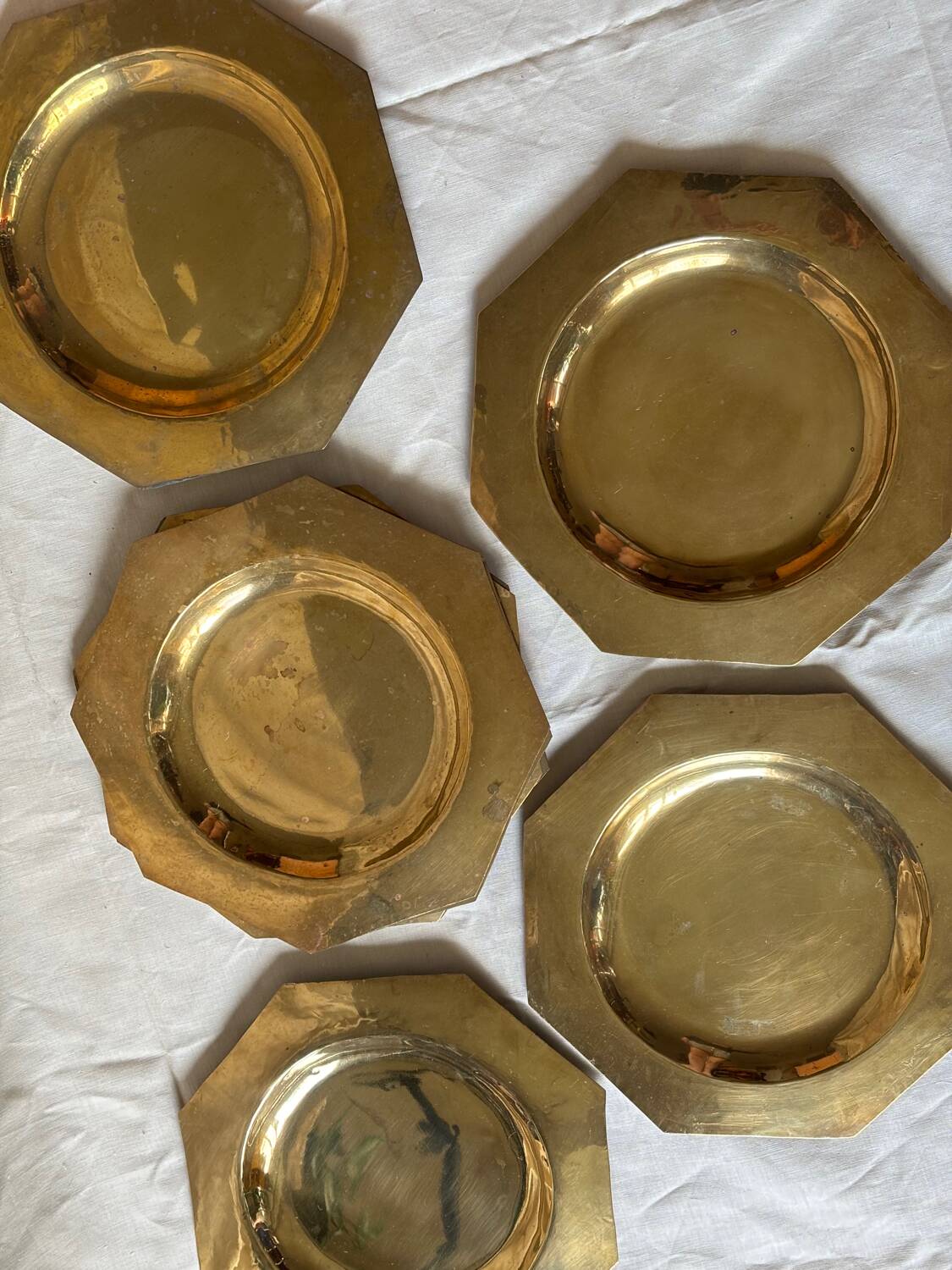 Set de 8 assiettes en métal doré vintage