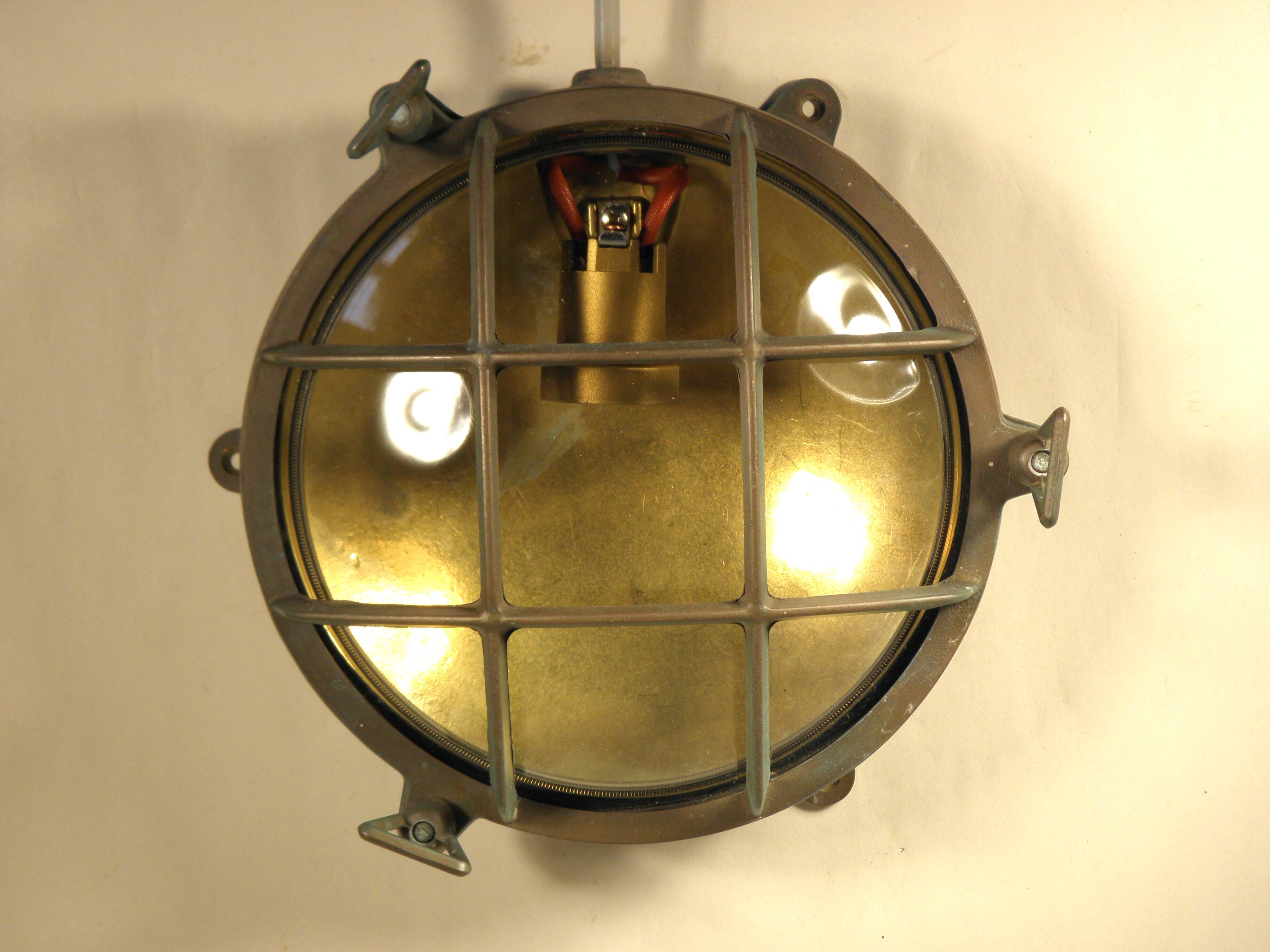 22 cm brass "porthole" wall light