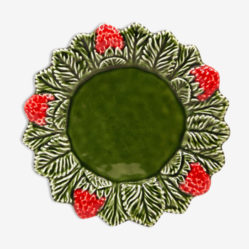 Artisanal plate with strawberries in green and red slurry