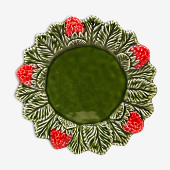 Assiette artisanale aux fraises en barbotine verte et rouge