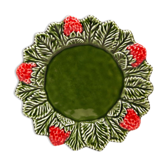 Assiette artisanale aux fraises en barbotine verte et rouge