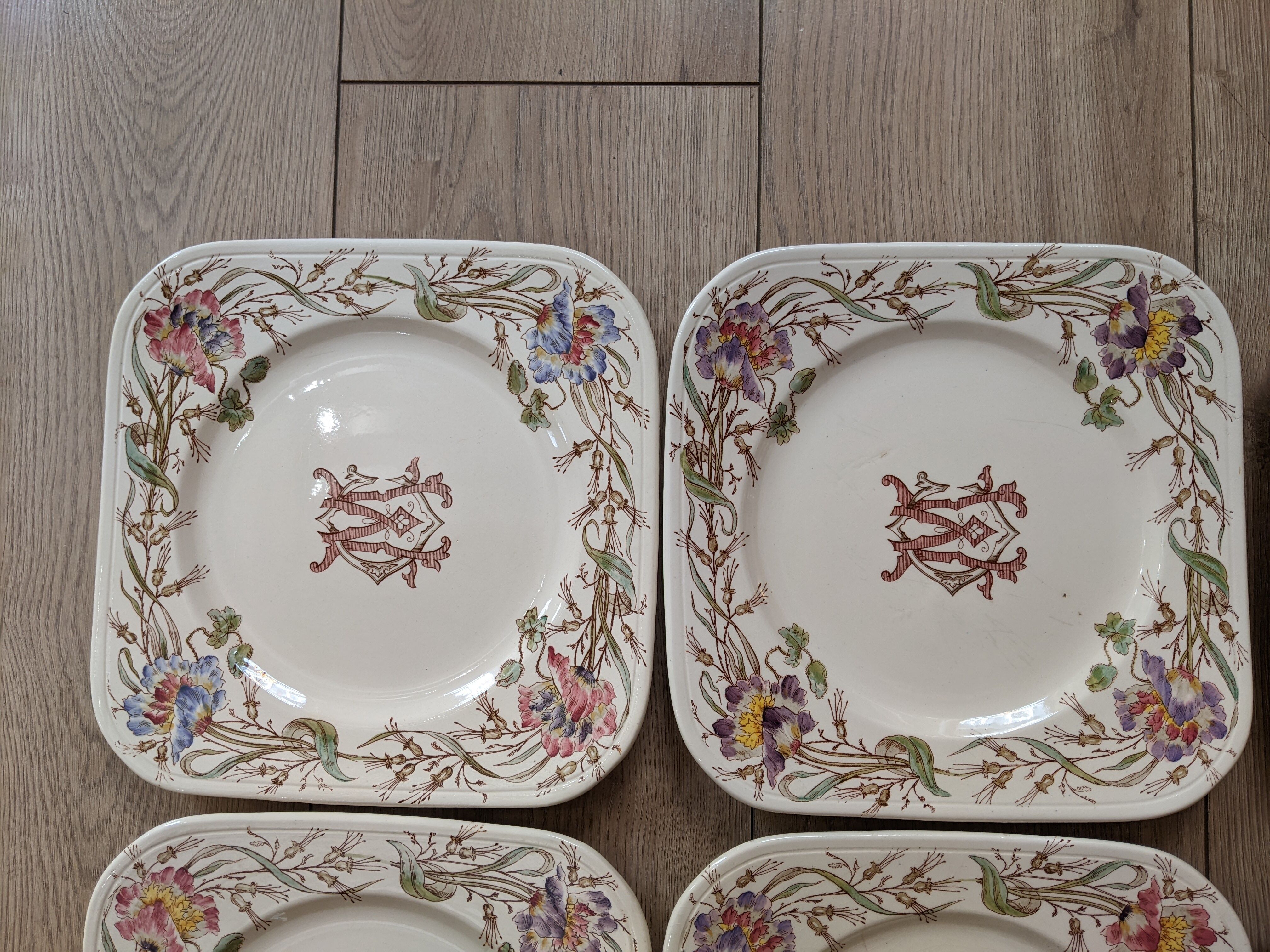 Série de 8 assiettes terre de fer Longchamp