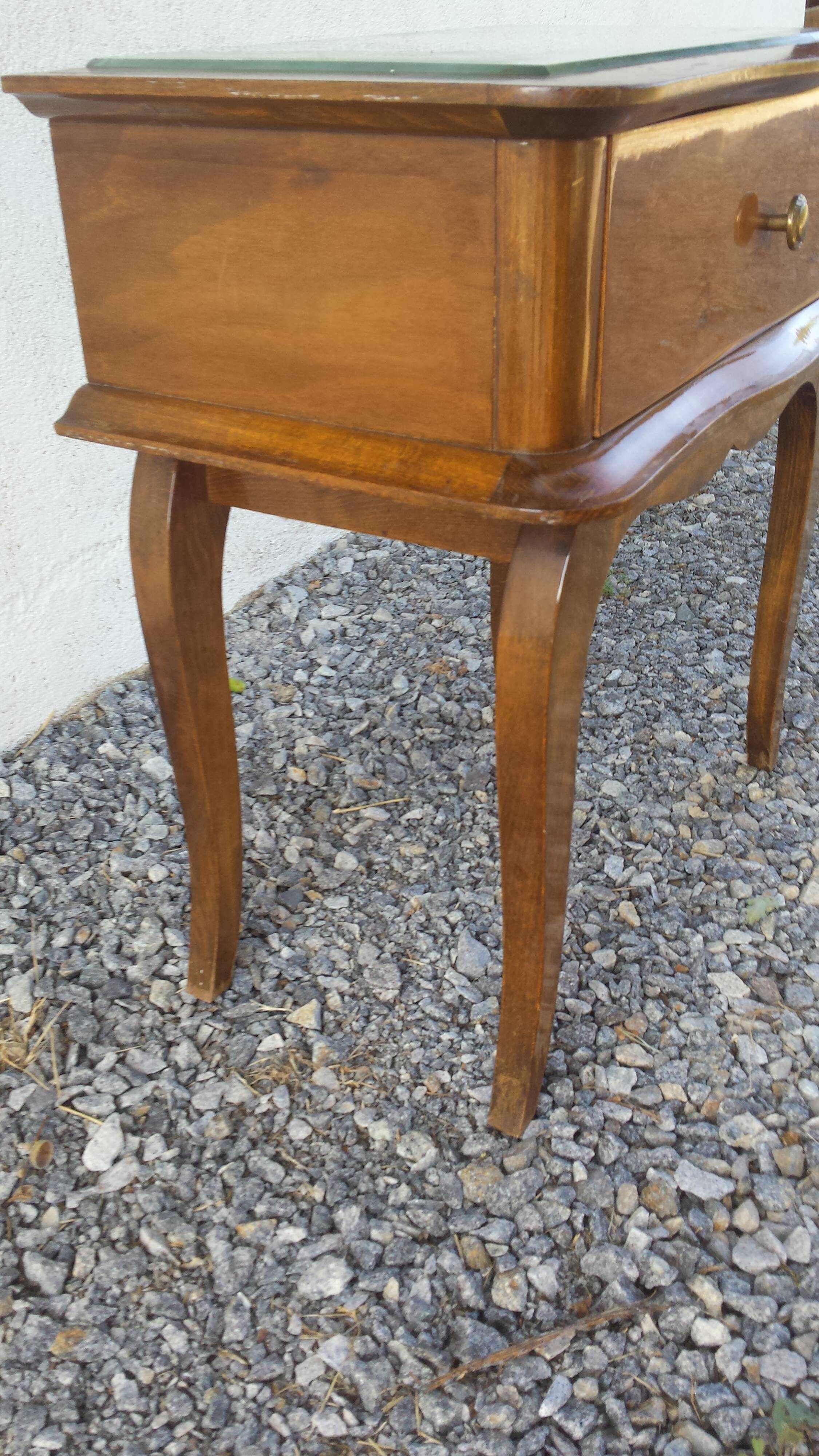 Table with rounded lines