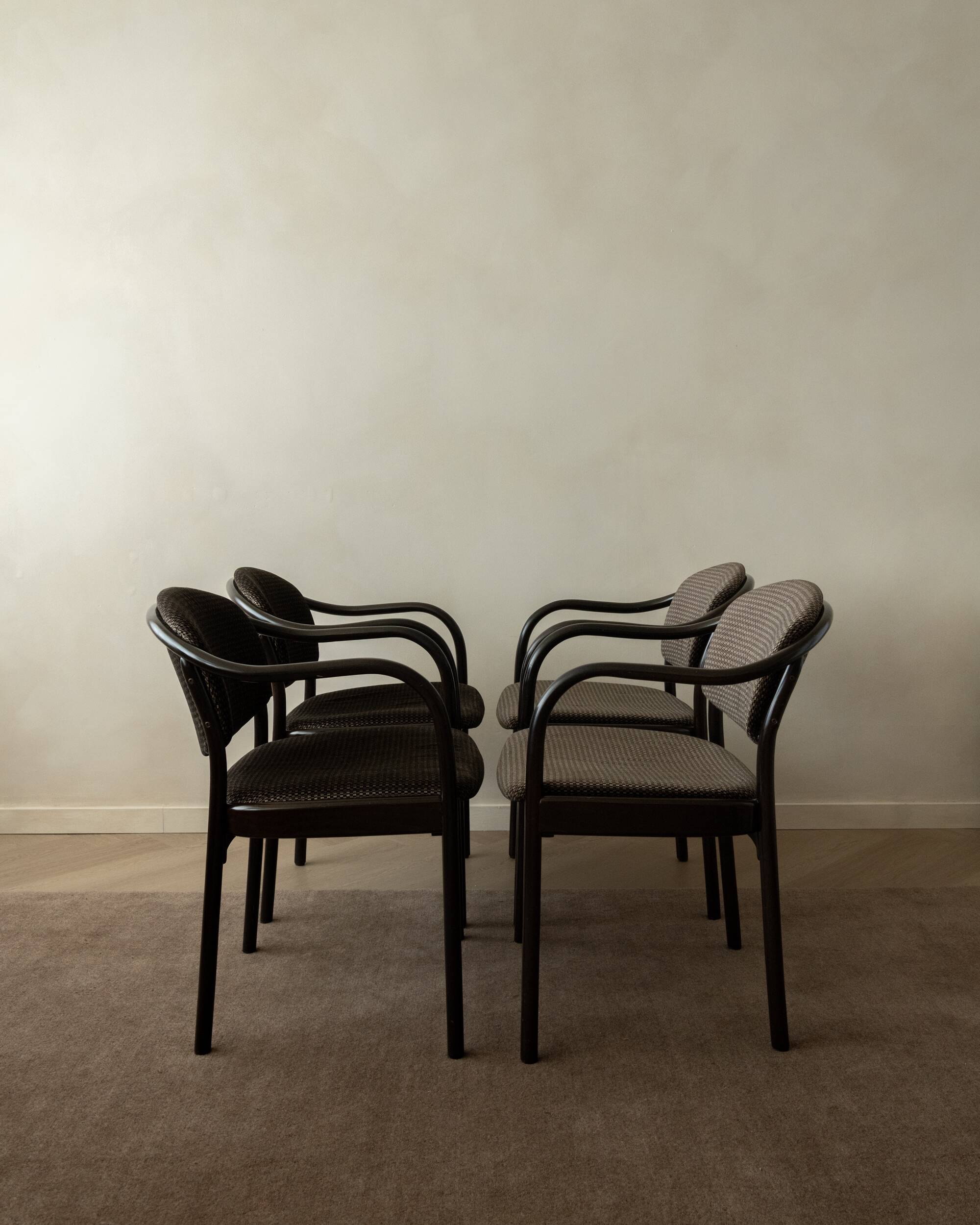 4 chaises de salle à manger postmodernes en bois cintré 235 F par Hartmut Lohmeyer Thonet, années 1980