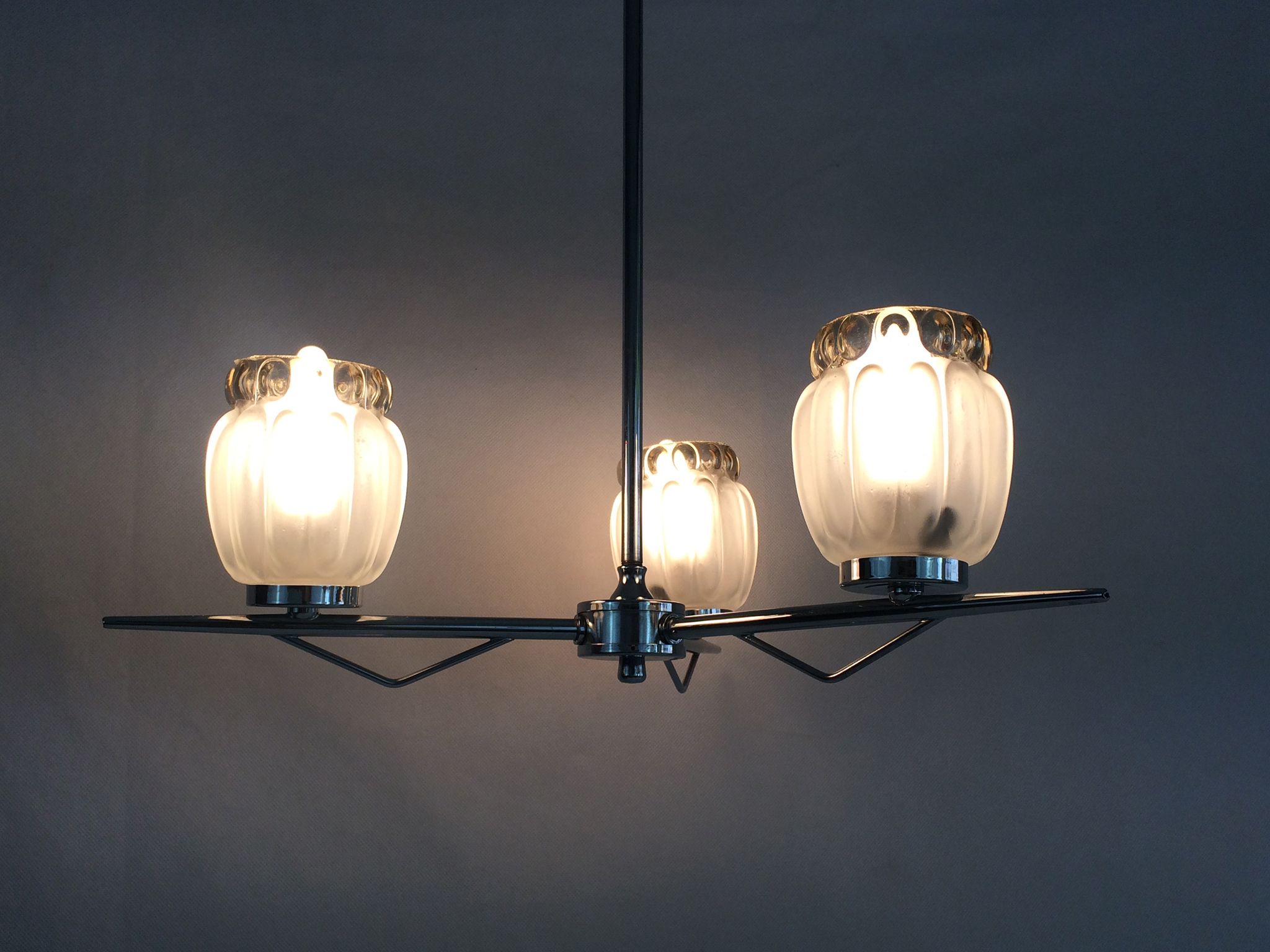 Vintage chandelier with 3 branches in chrome metal and glass globe. Year 70