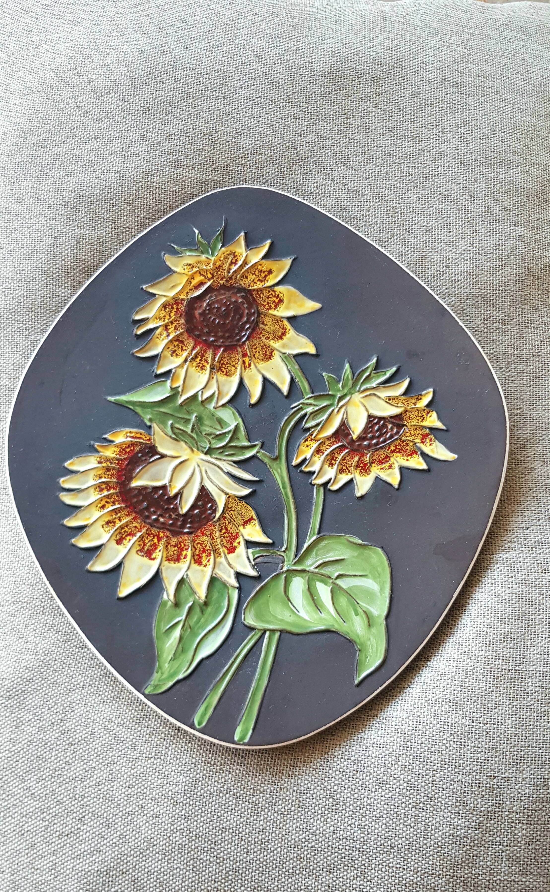 Decorative wall plate with sunflowers.