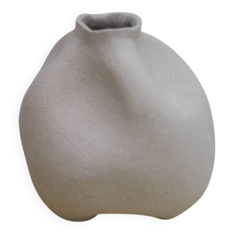 Ball vase in chamotte stoneware