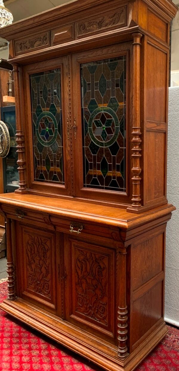 Bibliothèque vitrine renaissance avec vitraux