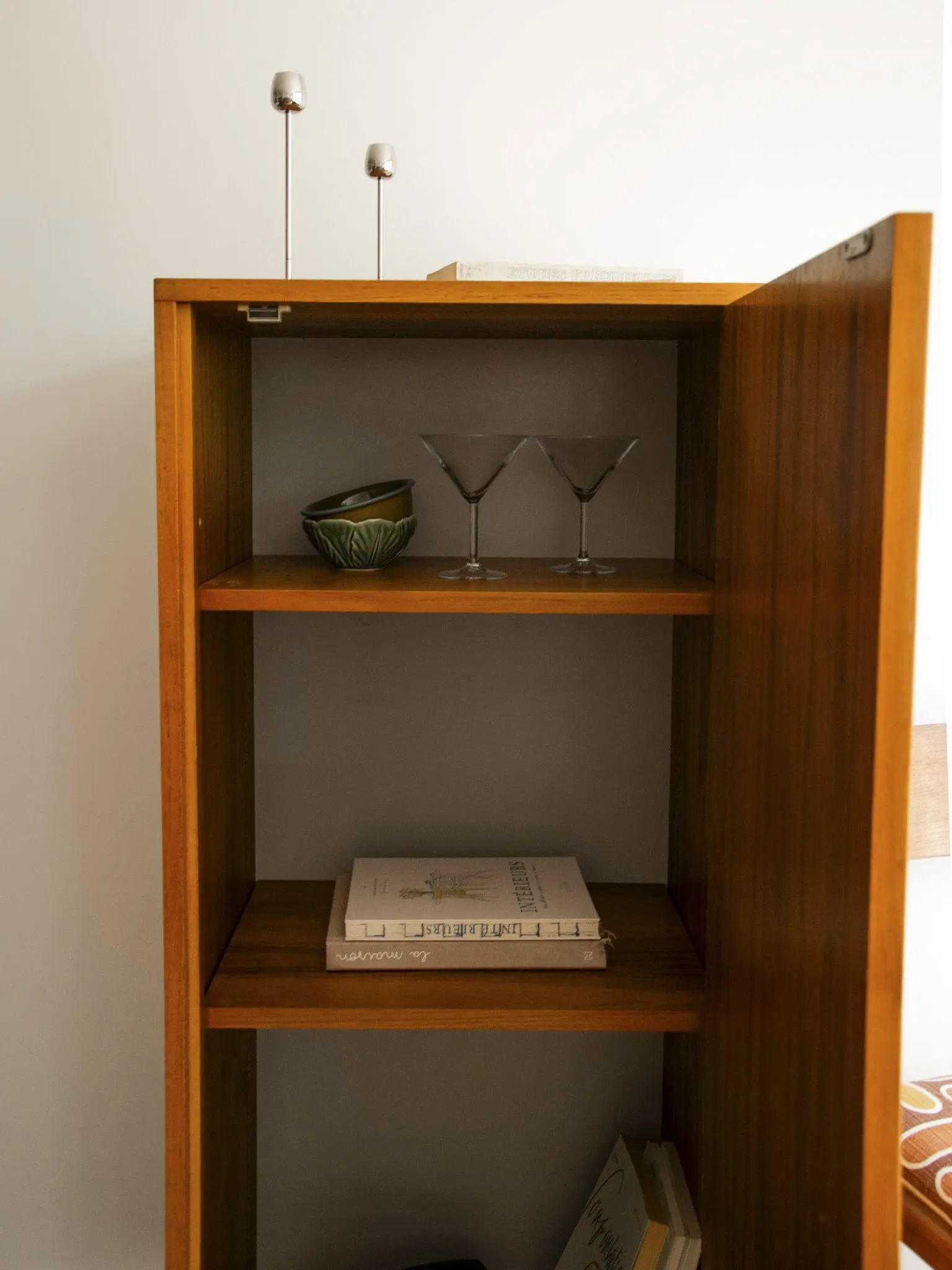 Bibliothèque vitrine scandinave pieds chromés vintage