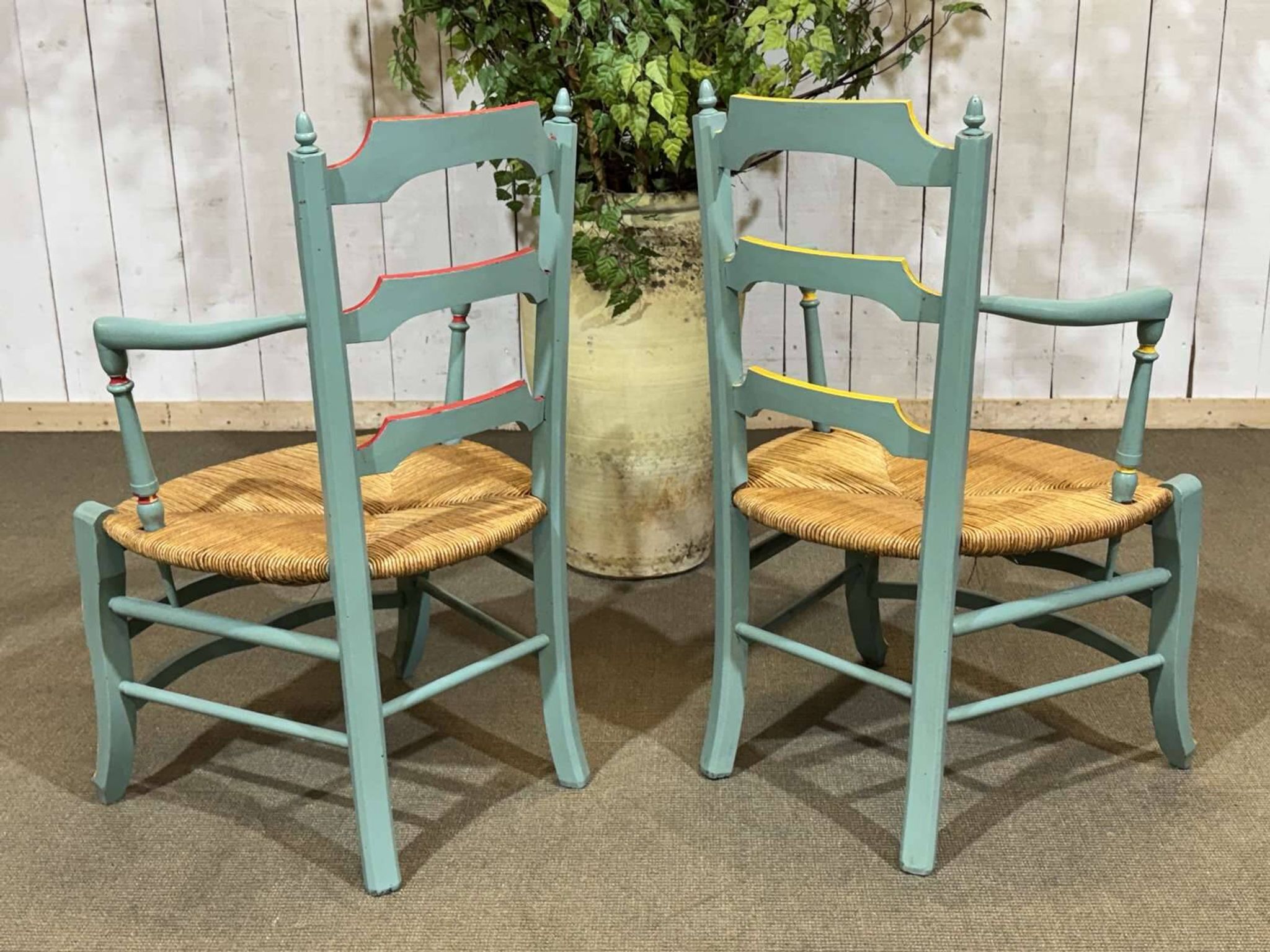 Paire de fauteuils rustiques en hêtre et assises paille