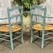 Paire de fauteuils rustiques en hêtre et assises paille