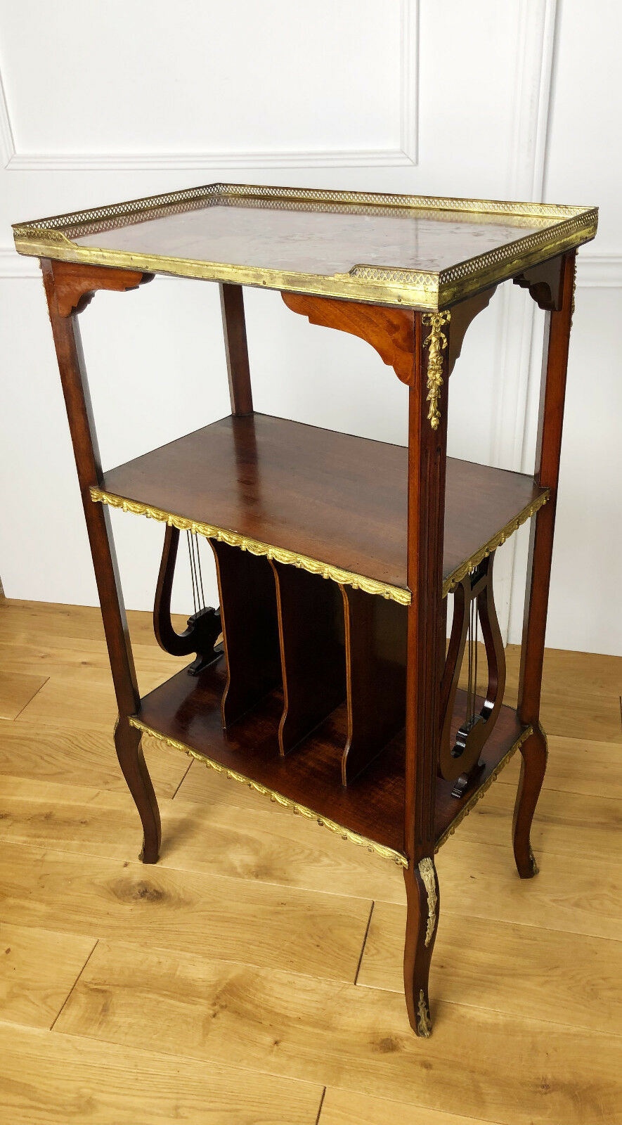 Furniture to old music of style Louis XVI