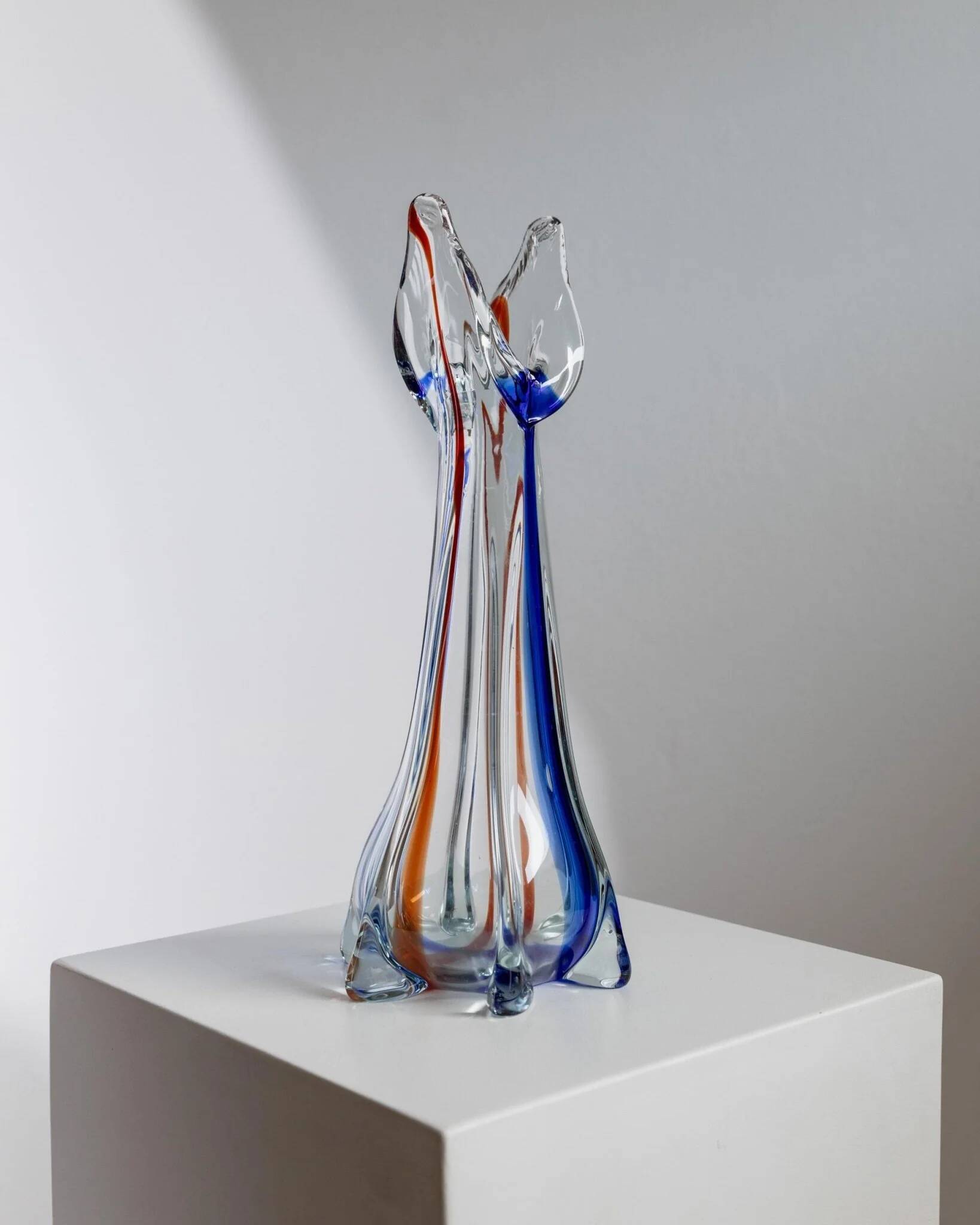 Grand vase en verre de Murano vintage, verre clair avec des détails bleus et rouges, années 1970 Italie – Soufflé à la main, base en trépied