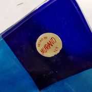 Petit bol/plat en verre de Murano de différentes nuances de bleu.
