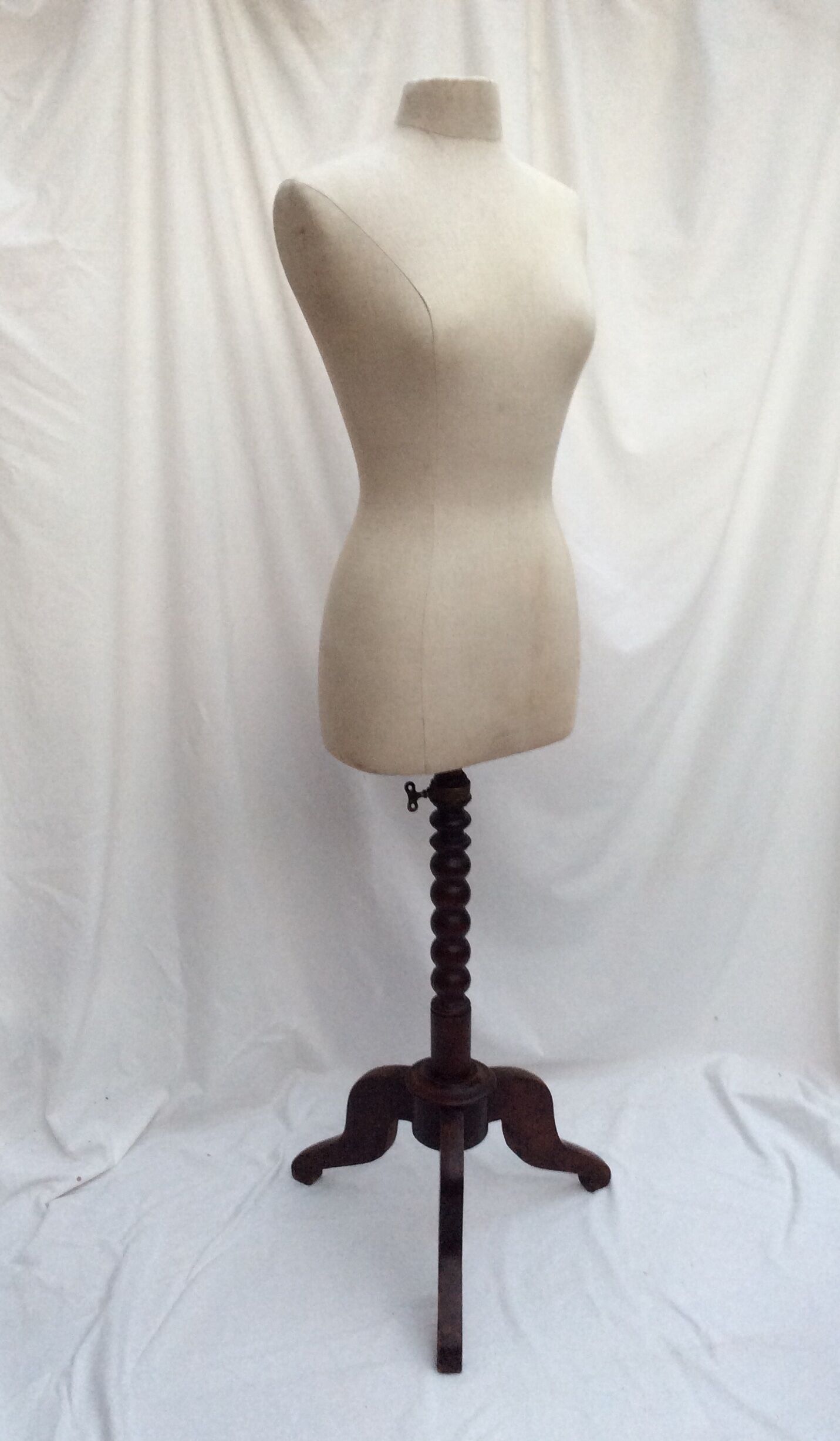 Mannequin de couturier femme sur pied tripode en bois dimension : H-154 cm- L-38cm- Pr-49cm-