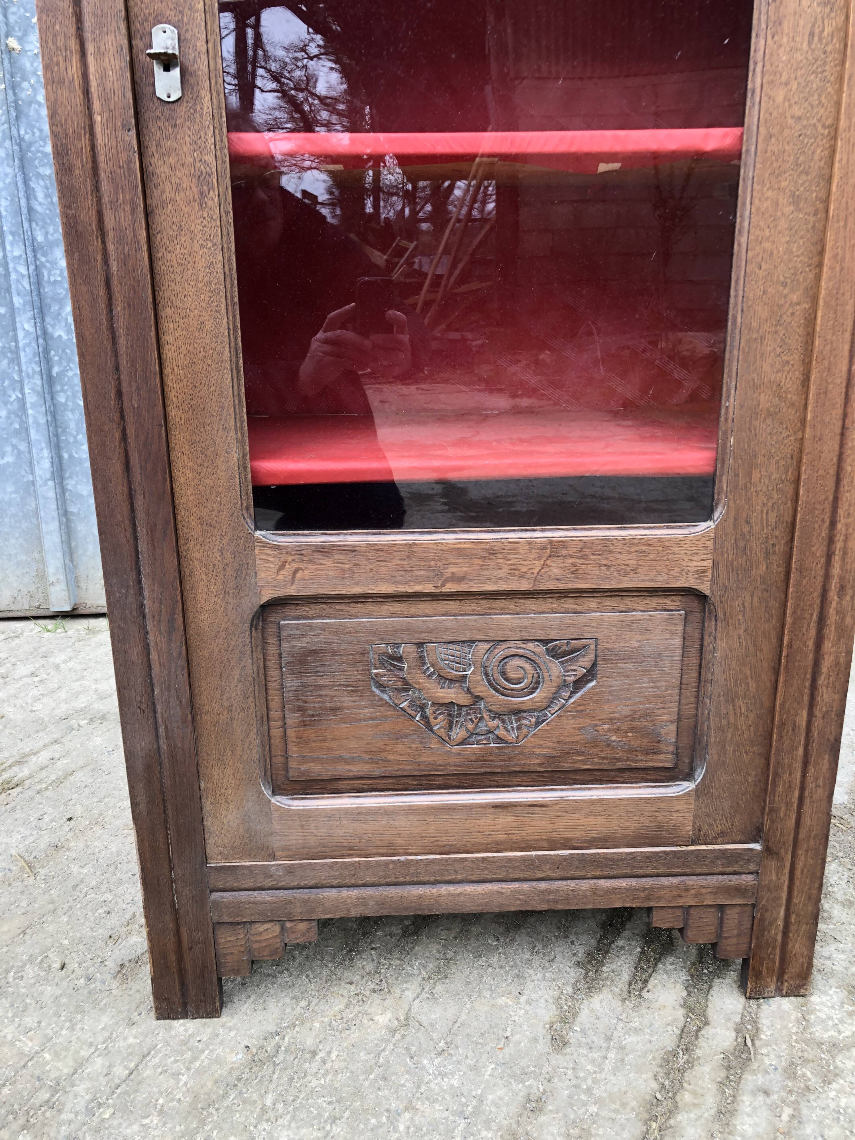 Art deco oak display cabinet with 1 glass door.