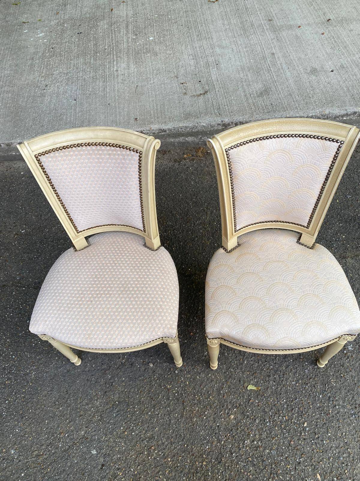 2 chaises Louis XVI en bois beige rembourrées